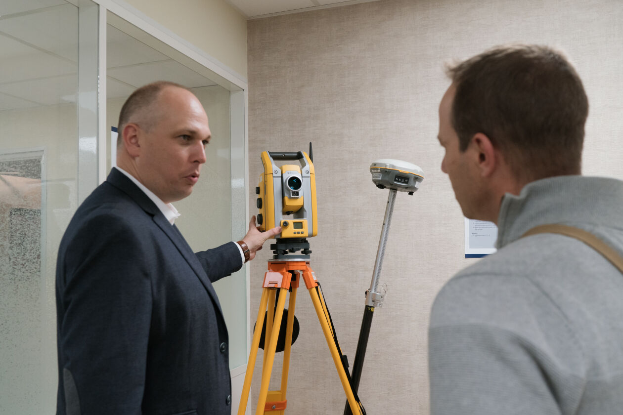 Découverte de trois appareils phares du métier de géomètre : un scanner, un tachéomètre et un récepteur GNSS.