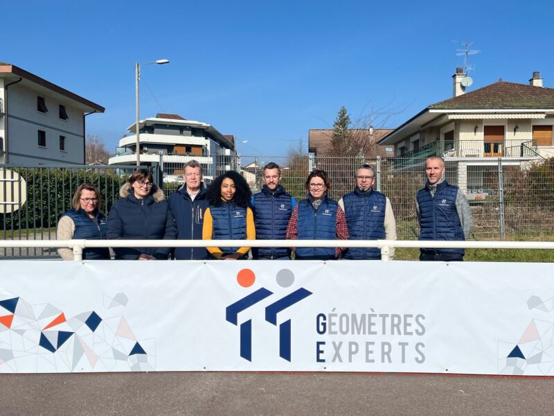 <a href="https://www.tt-geometres-experts.fr/fr/entreprise/actualites/6285-usav-ttge-annecy-actions-de-mecenat">un partenariat local pour le club de foot d'Annecy-le-Vieux</a>,