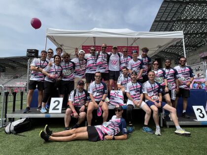 Les équipes TTGE posant ensemble sur le podium lors de l'Ekiden 2025.