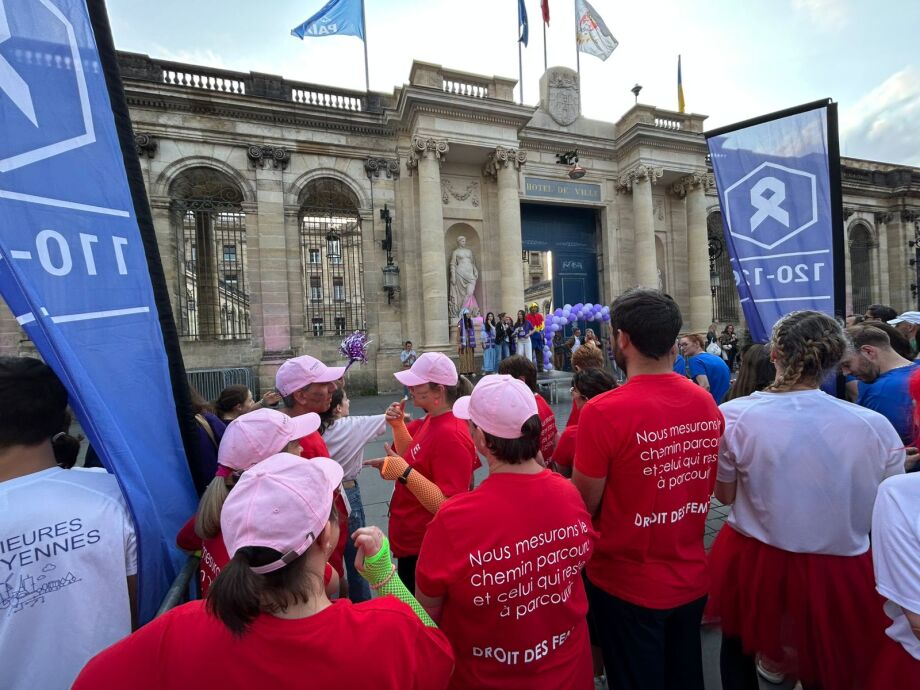 Les équipes participant à la course "La nuit des relais" à Bordeaux sont réunis devant l'hôtel de ville pour prendre le départ.