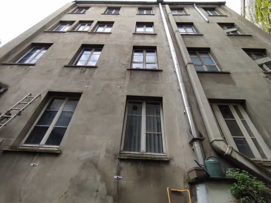Façade auscultée à Paris pour des fissures.