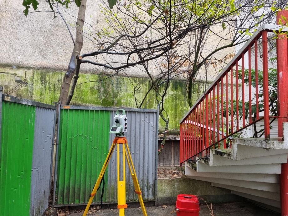 Mise en place du matériel pour réaliser une auscultation sur un mur à Paris.