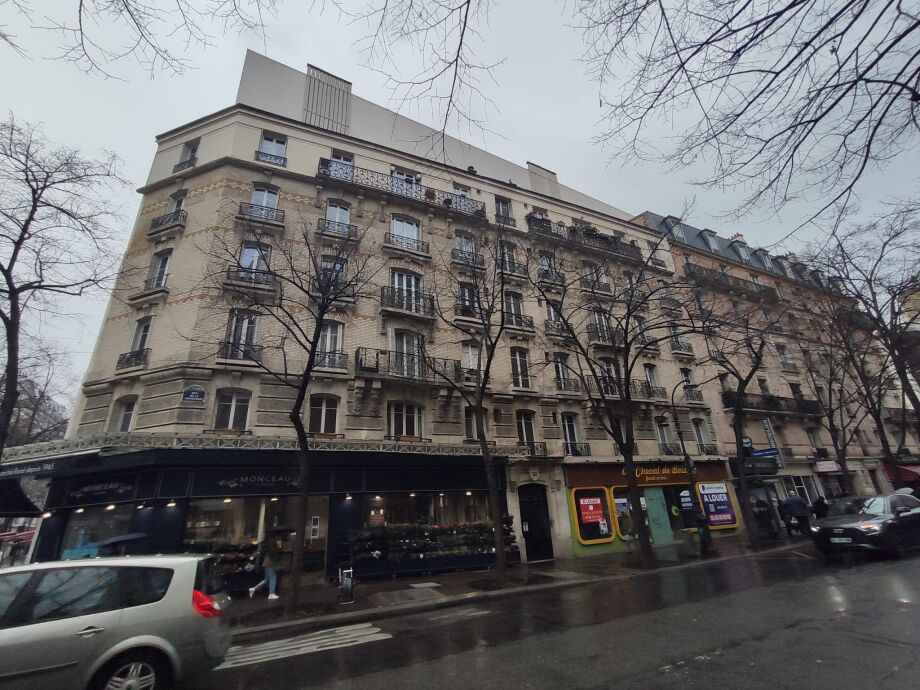 Installation
de repères par les cordistes sur un bâtiment rue de la convention à Paris pour une auscultation.