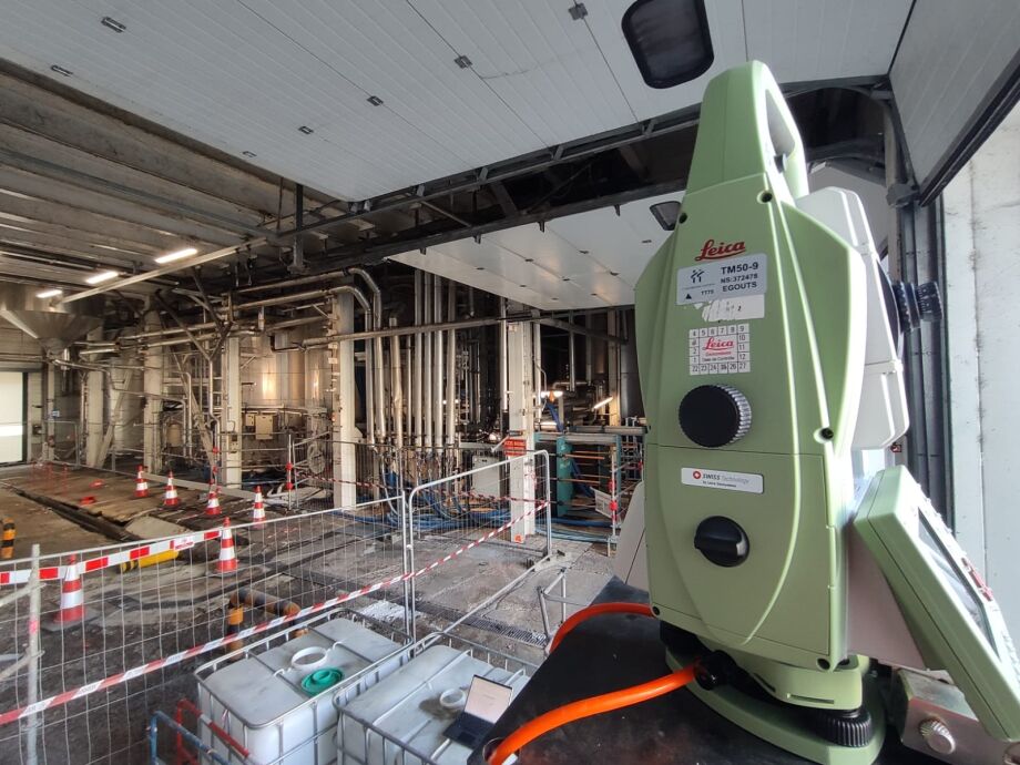 Théodolite dans un site industriel