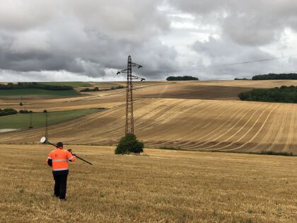 Géomètre dans un champs