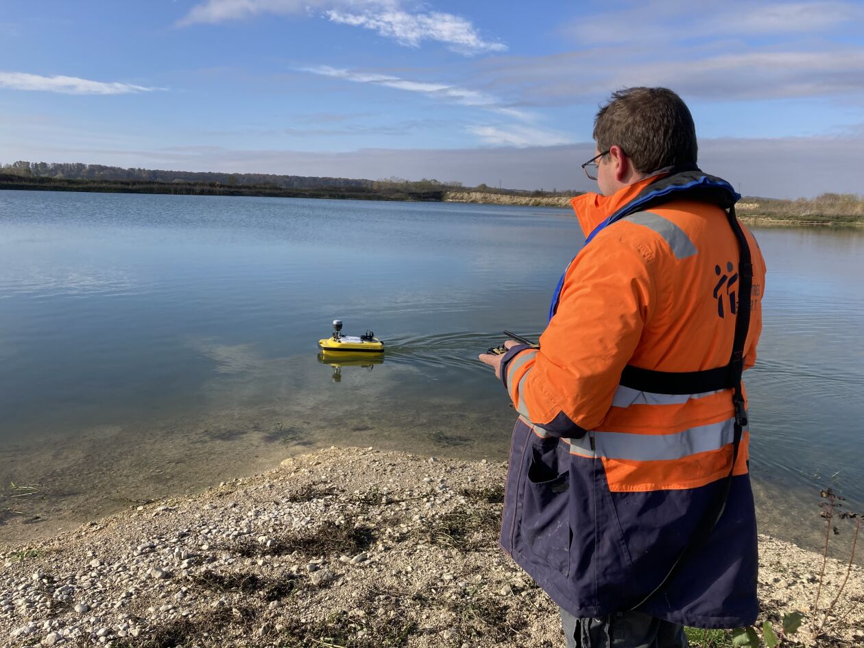 Drone
bathymétrique téléguidé équipé d’un sonar permettant la mesure des fonds
aquatiques.